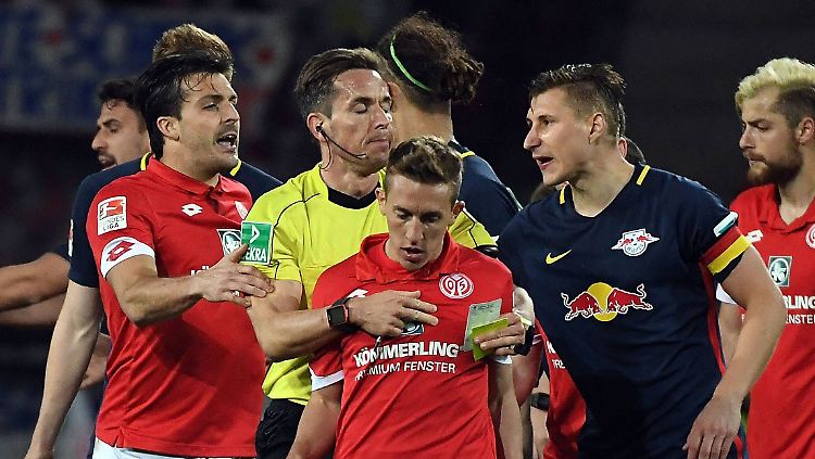 Schiedsrichter Tobias Stieler in Mainz.