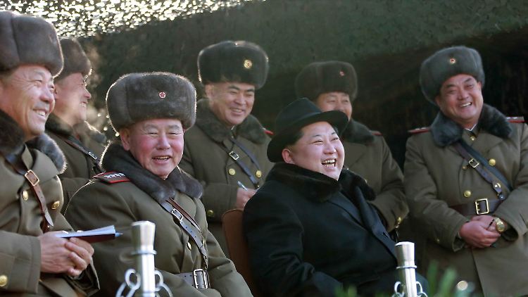 Nordkoreas Diktator Kim Jong Un (M.) provoziert immer wieder die internationale Gemeinschaft.