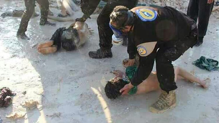 Freiwillige Helfer versorgen Anfang April Opfer eines mutmaßlichen Giftgasangriffs im syrischen Chan Scheichun.