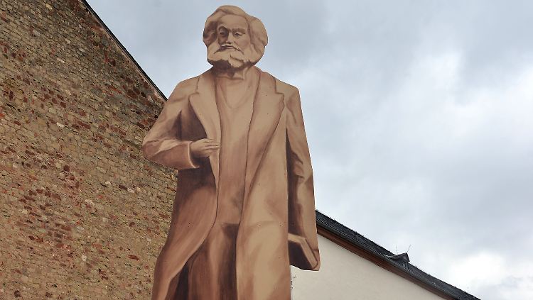Ein hölzerner Schattenriss der geplanten Karl-Marx-Statue in Trier. China will Trier als Geburtstort von Marx eine riesige Marx-Statue zum 200. Geburtstag des Philosophen im Jahr 2018 schenken.