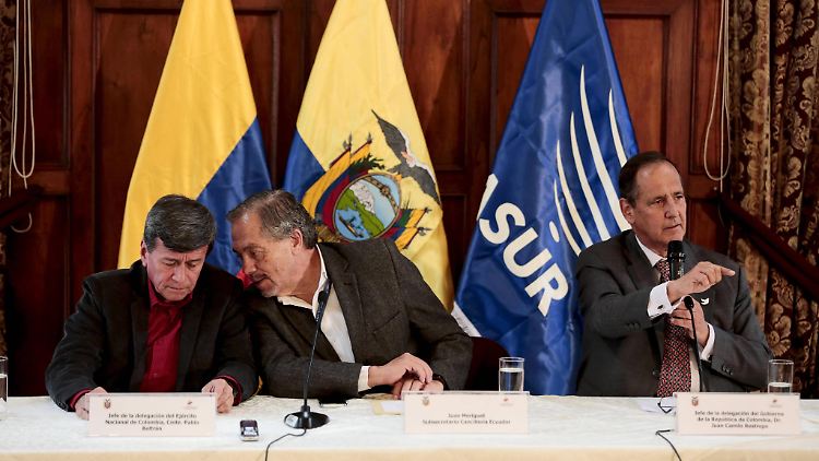 ELN-Chefunterhändler Pablo Beltran (l.) verhandelt mit seinem Kollegen von der kolumbianischen Regierung, Juan Camilo Restrepo (r.), über Frieden. In der Mitte als Mediator der ecuadorianische Vize-Außenminister Juan Meriguet.