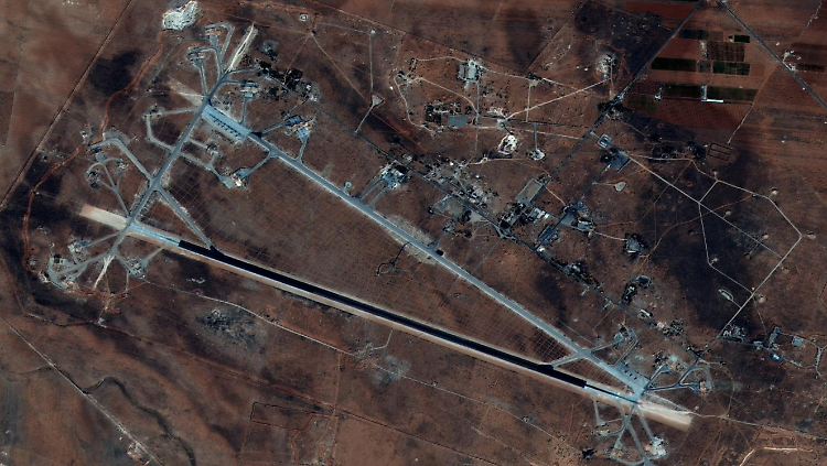 Der syrische Luftwaffenstützpunkt bei Al-Schairat auf einem Satellitenbild vor seiner Zerstörung. 