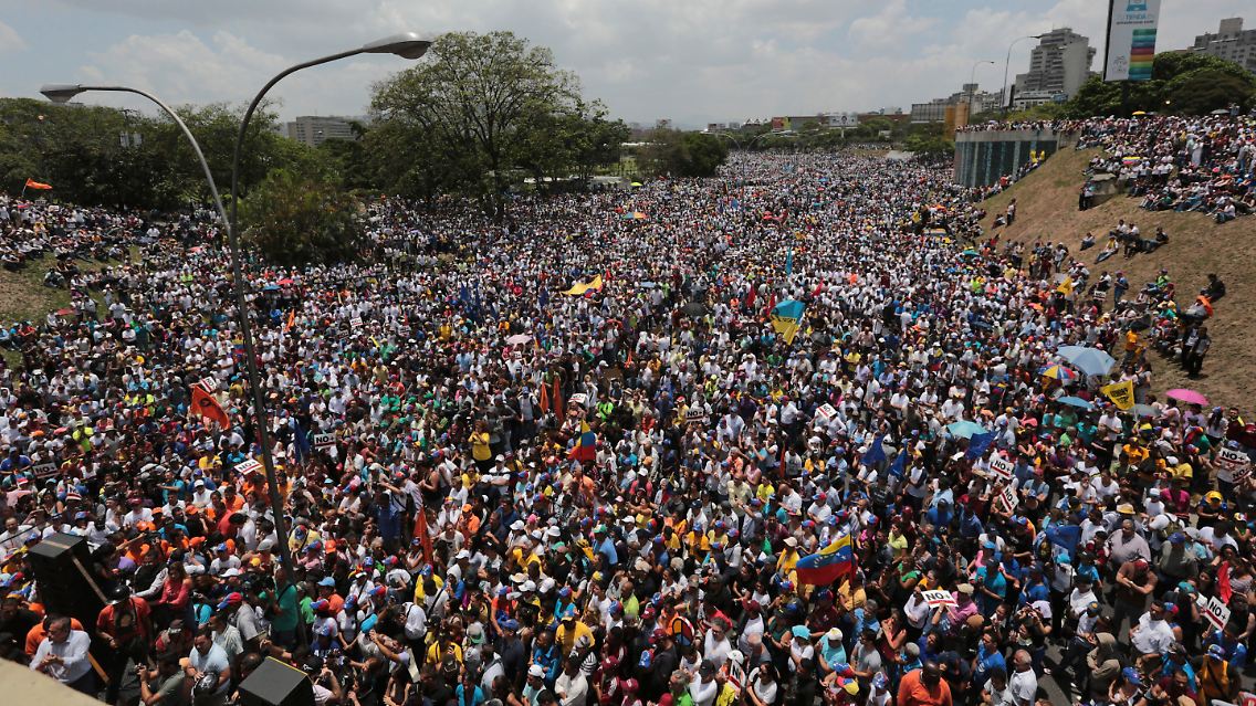 Tausende demonstrieren in Caracas gegen eine mögliche Diktatur unter Maduro.