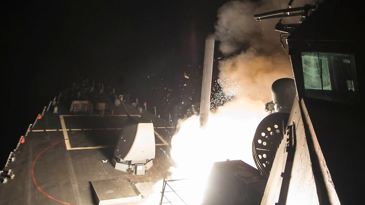 Millionenteure Präzisionswaffen: Aus dem Startbehälter im Bug des US-Zerstörers "USS Ross" steigt eine Tomahawk in den Nachthimmel auf.