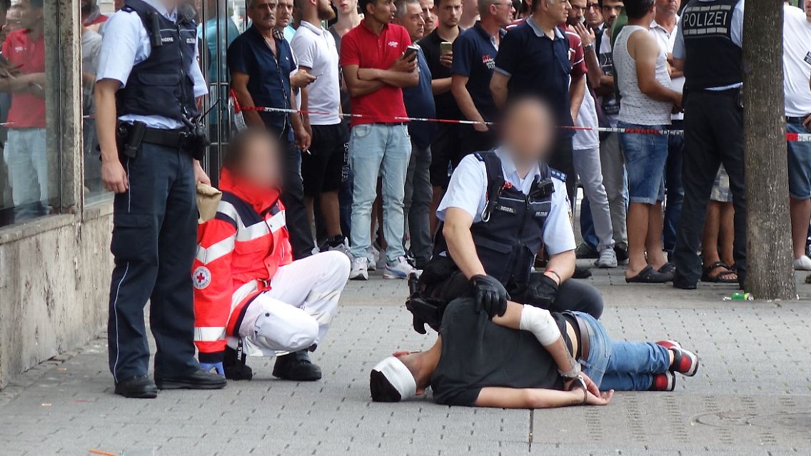 Polizisten nehmen den Angeklagten am 24. Juli 2016 in Reutlingen fest.