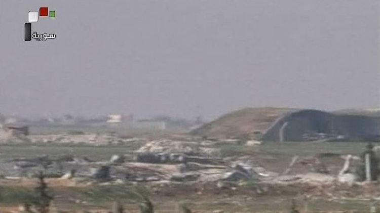 Das syrische Fernsehen zeigt erste Aufnahmen der angegriffenen Luftwaffenbasis. 
