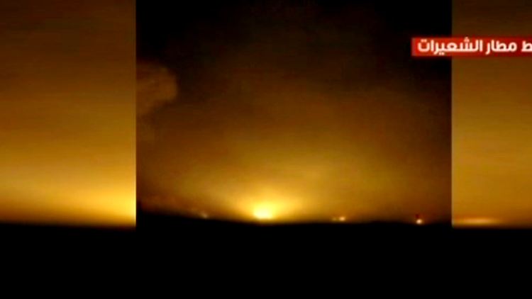 Screenshot eines syrischen Fernsehsenders, der Flammen eines US-Tomahawks während des Angriffs zeigt.