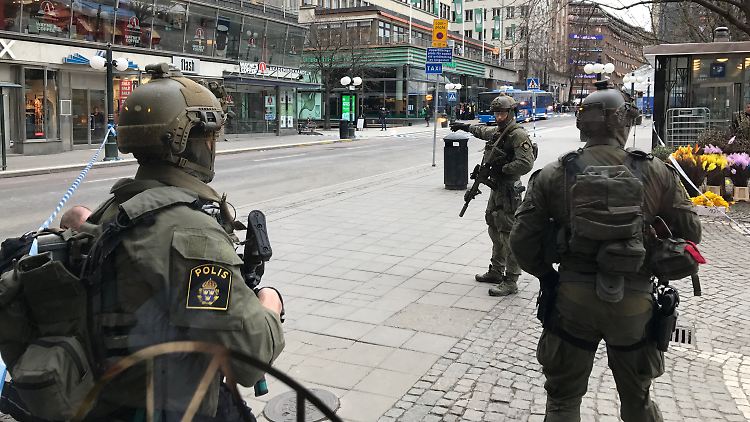 Soldaten sichern nach dem Anschlag das Stadtzentrum.