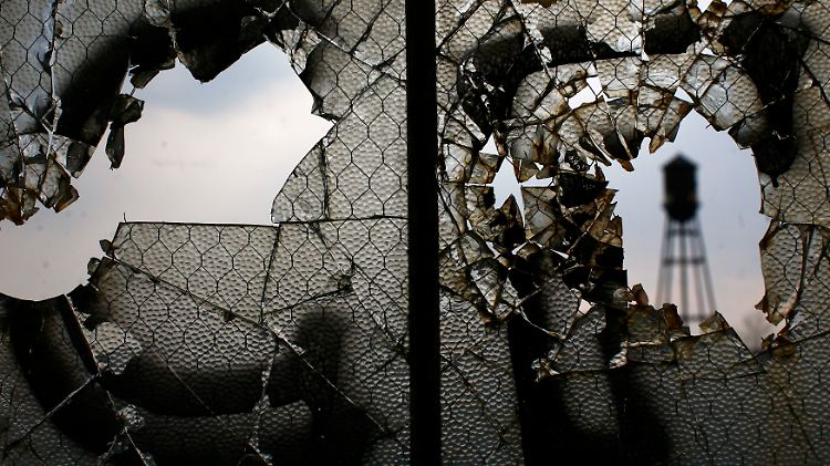 Kaputte Fenster in einer verlassenen Fabrik von Packard Motor Car in Detroit. Im Mittleren Westen der USA liegt der sogenannte Rostgürtel. 