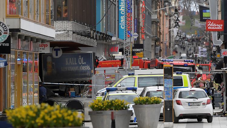 Mehrere Menschen sterben in Stockholm, als in Lkw in eine Menschenmenge rast.