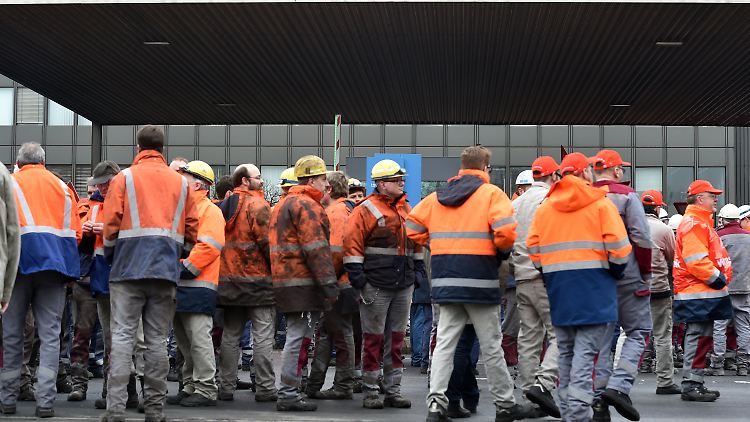 Duisburger Stahlarbeiter bangen um ihre Jobs.
