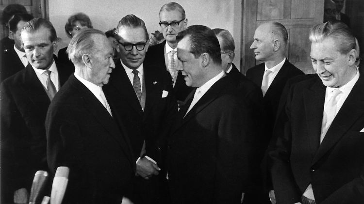 Brandt (r.) gratuliert Adenauer zu dessen 85. Geburtstag im Jahr 1961.