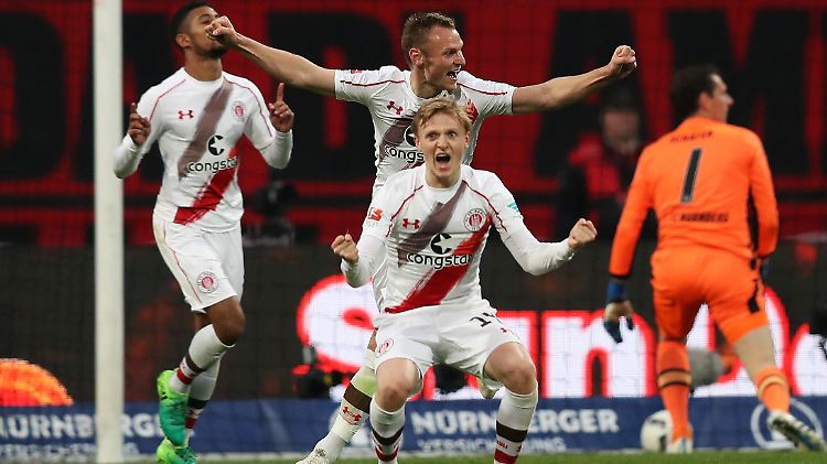 Na, es geht doch: St. Paulis Spieler jubeln über den Sieg in Nürnberg.