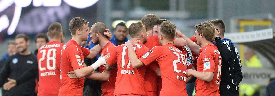 Freude bei den in ungewohntem Rot aufspielenden Arminen.