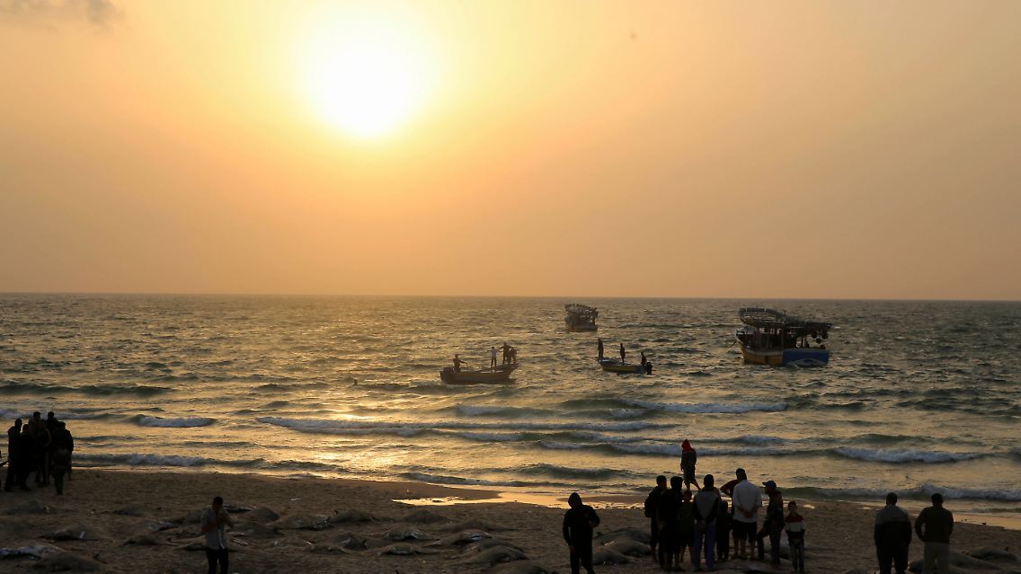 Fischer stehen am Strand von Gaza City, nachdem die Hamas eine zweiwöchige Blockade aufgegeben hat.