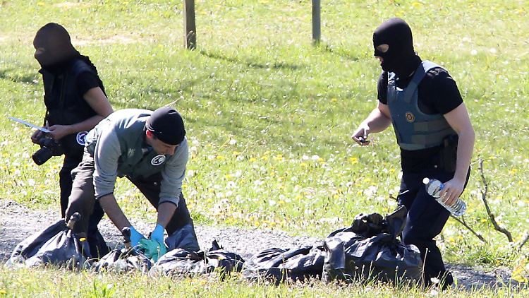 Französische Polizisten sichern Waffen aus Verstecken der ETA.