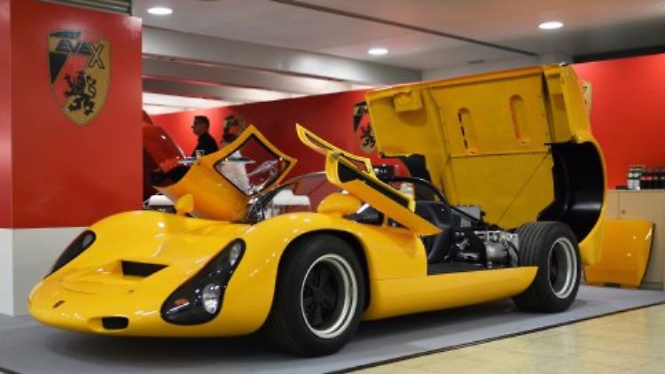 Der aufgrund der schweren Batterie gut 1,1 Tonnen schwere 910e soll in nur 2.5 Sekunden aus dem Stand auf Tempo 100 sprinten.