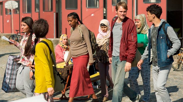 Kommissar Voss (Fabian Hinrichs, 2.v.r.) schmuggelt sich in die Flüchtlingsunterkunft.