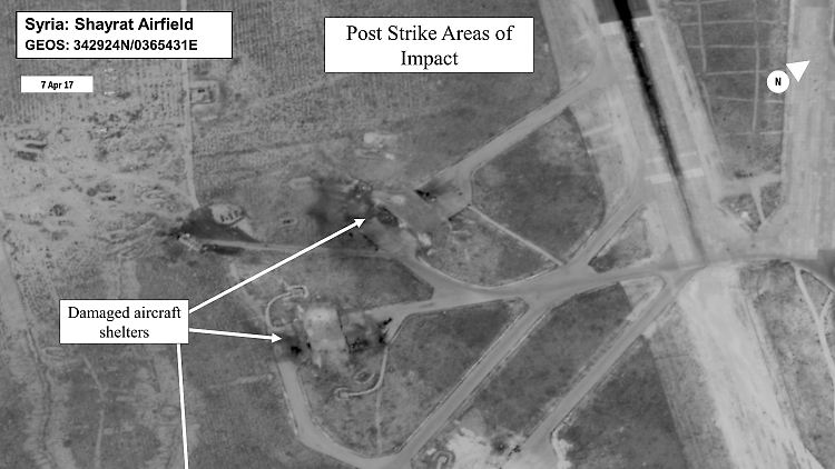 Satellitenbilder des Pentagon zeigen Aufnahmen der syrischen Luftwaffenbasis nach dem Raketenangriff.