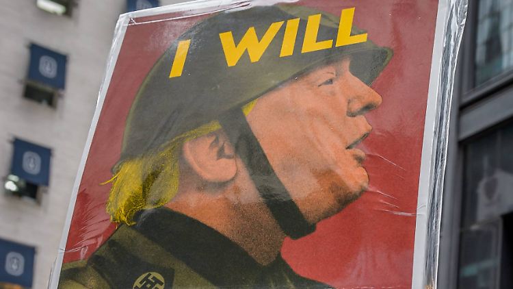 In New York protestieren Menschen gegen den US-Angriff in Syrien.
