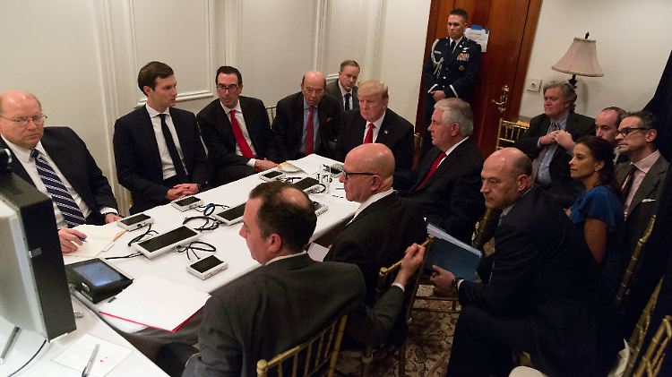 US-Präsident Trump bei einem Briefing mit Sicherheitsberatern zum Einsatz in Syrien.