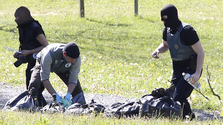 Im Ort Saint-Pée-sur-Nivelle stoßen Polizisten auf eines der ETA-Lager.