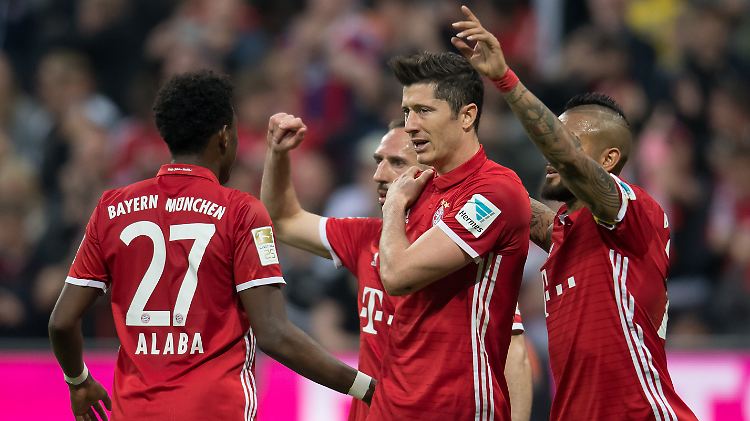 Robert Lewandowski konnte sein zweites Tor zwar nicht zünftig bejubeln. Gegen Real Madrid kann er aber schon spielen.
