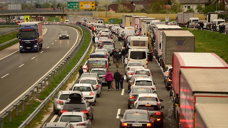 Die verschärften Grenzkontrollen führten zu einem langen Stau an der slowenisch-kroatischen Grenze.