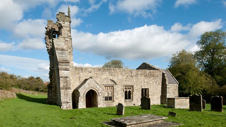 Die Kirche von Wharram Percy. In diesem Ort soll die Zombie-Abwehr praktiziert worden sein.