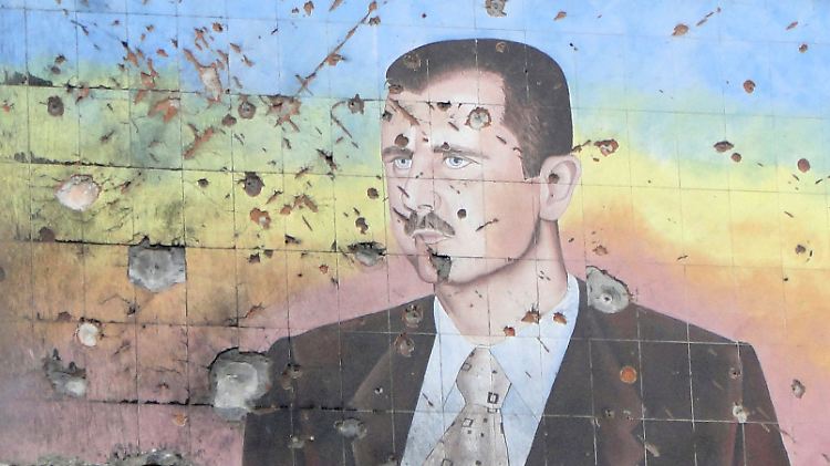 Ein zerstörtes Bild des syrischen Präsidenten Baschar al-Assad.