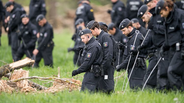 Die geklaute Astsäge, mit der der Mann die Camper bedroht hatte, fand die Polizei in der Nähe des Tatorts.