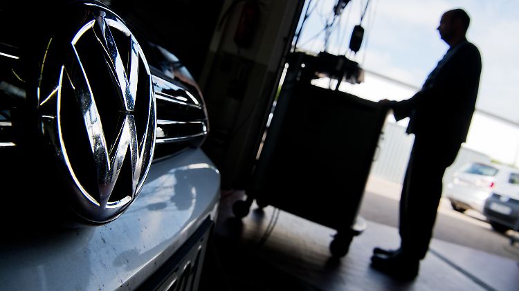 VW wehrt sich gegen Schadenersatzklagen: Im ganzen Land laden unterdessen Kfz-Meister Software-Updates in die Systeme betroffener Diesel-Fahrzeuge.