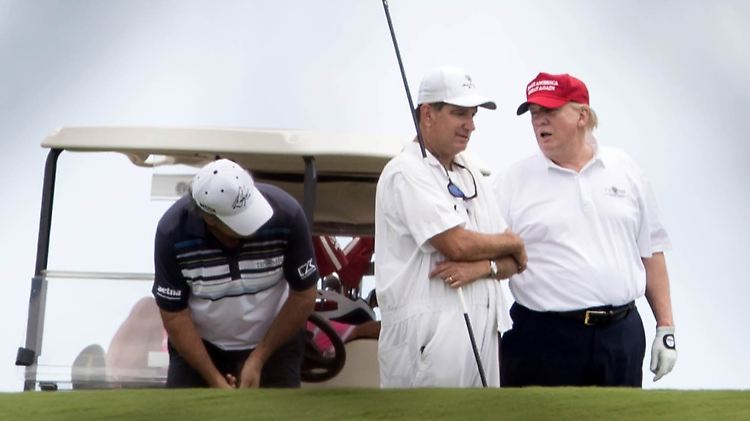Einen Tag nach dem Angriff in Syrien golfte Donald Trump in seinem Ressort in Florida.