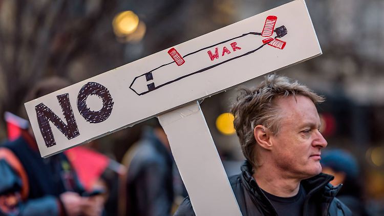 In New York protestierten bereits am Freitag Menschen gegen eine Eskalation des Krieges in Syrien.