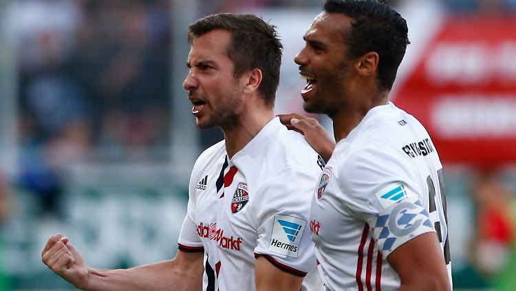 Markus Suttner und Marvin Matip jubeln - Ingolstadt lebt wieder.
