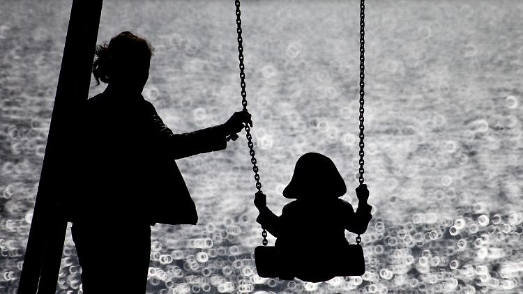 Mutter auf einem Spielplatz. Der Alltag in einer Familie kann einsamer sein, als viele zugeben wollen, meint Eshkol Nevo. 