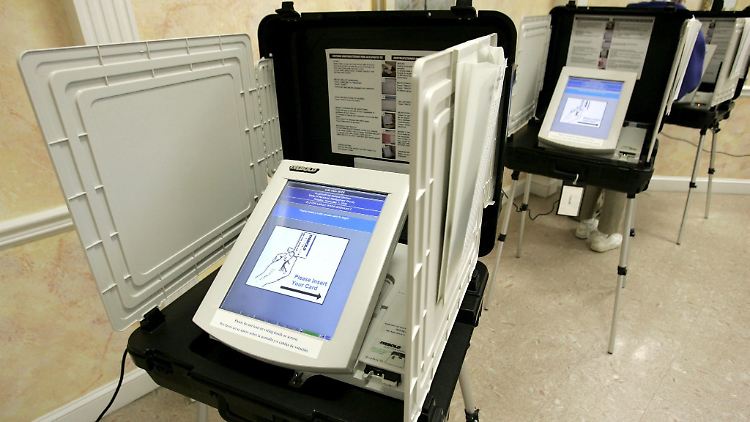 Zeitweise bestand während der US-Präsidentschaftswahl im November die Sorge, Hacker könnten die elektronischen Wahlmaschinen angreifen.