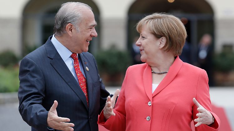 OECD-Chef Ángel Gurría und Kanzlerin Merkel verteidigen offene Märkte. 