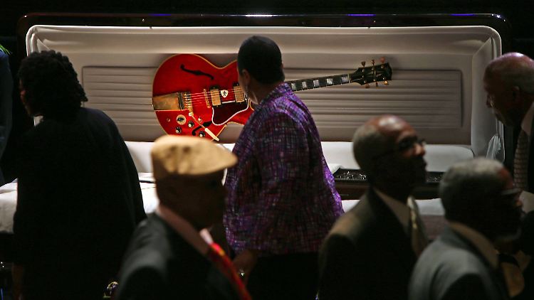 Seine geliebte rote Gibson-Gitarre geht mit auf die Reise. 