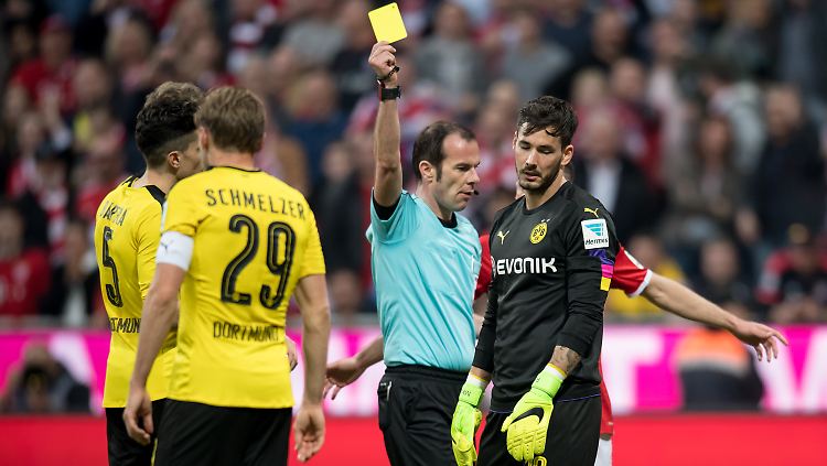 Marco Fritz bewies mit seinen Entscheidungen im Spiel zwischen Dortmund und Bayern gleich mehrfach Augenmaß. Auch, als er Torhüter Bürki "nur" Gelb zeigte.