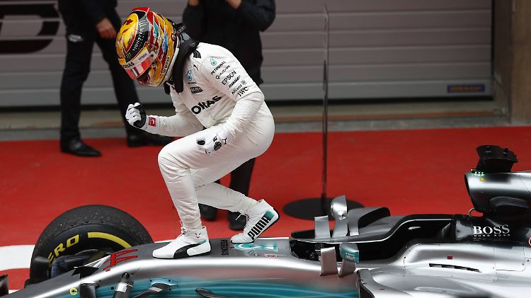 Lewis Hamilton feiert seinen Sieg - auch weil es in dieser Saison wieder spannend wird.