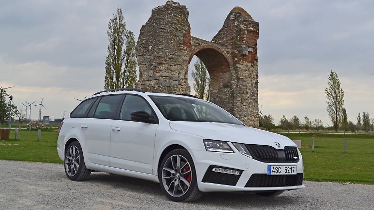 Das neue Gesicht des Skoda Octavia RS wird von der Frontpartie mit dem breiteren Kühlergrill gekennzeichnet. 
