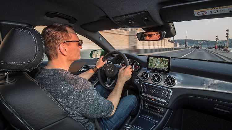 Ob man es glaubt oder nicht: So ein GLA lässt sich auch ganz normal fahren.