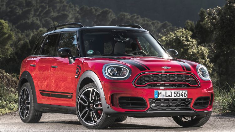 Die großen Lufteinlässe an der Front sind auch das Markenzeichen für den Mini JCW Countryman.