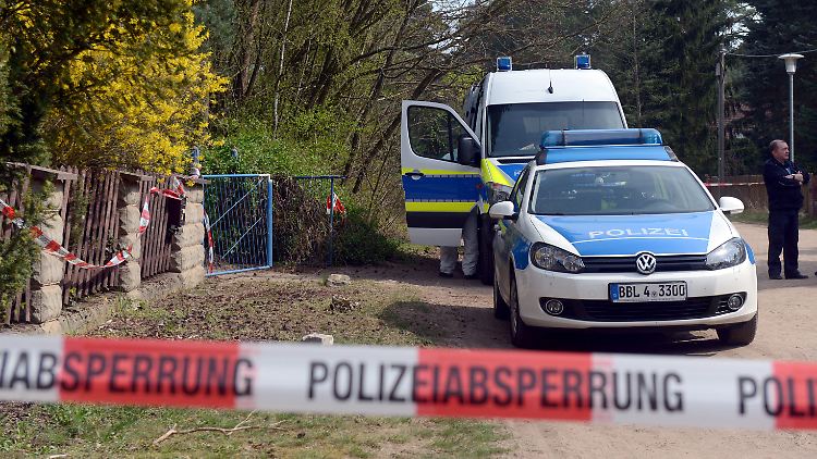 Polizisten sperren das Grundstück ab, auf dem die Leichenteile gefunden wurden.
