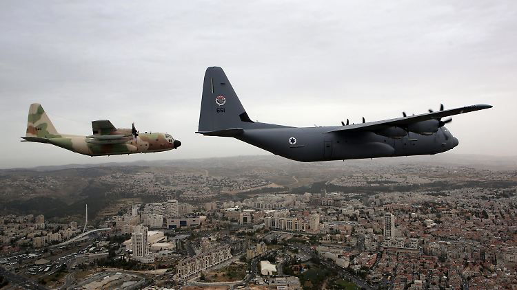 Die deutsch-französische Fliegerstaffel soll aus C-130-Transportflugzeugen des Herstellers Lockheed Martin (Flugzeugtyp hier links im Bild) bestehen. 