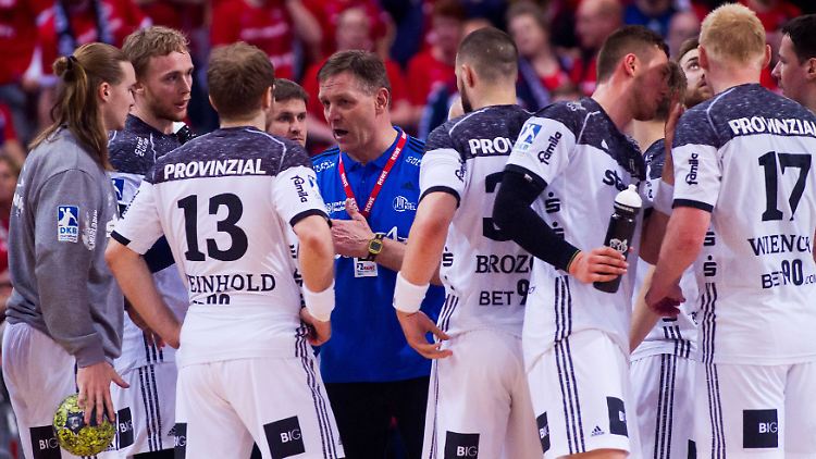 Alfred Gislason (blau) kann mit seinem THW Kiel einen eher unerwarteten Triumph feiern.