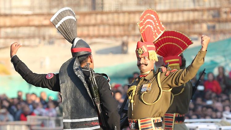 Ritualisierte Feindschaft: Indische und pakistanische Soldaten am Grenzübergang Wagah.