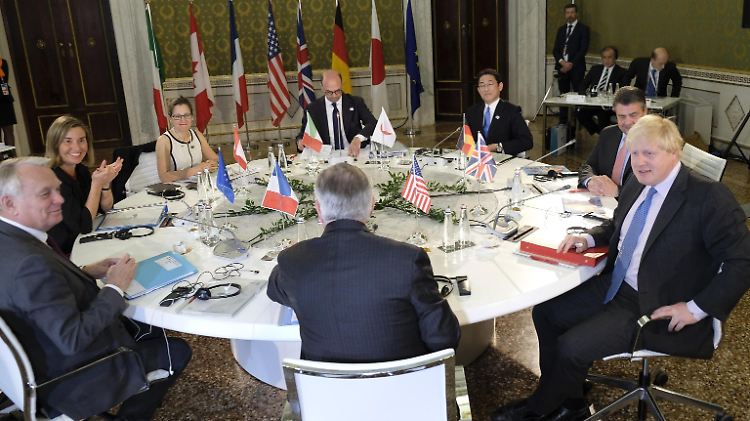 Freundliche Minen, harte Ansage an Russland: In der Runde der G7-Außenminister ging es auch um mögliche neue Sanktionen gegen Russland, die der Brite Boris Johnson ins Spiel gebracht hatte.