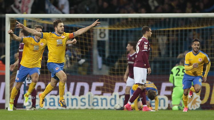 Die Chancen für eine Rückkehr der Eintracht in das Fußball-Oberhaus stehen Dank des Treffers von Ken Reichelt (2.v.l.) bestens.
